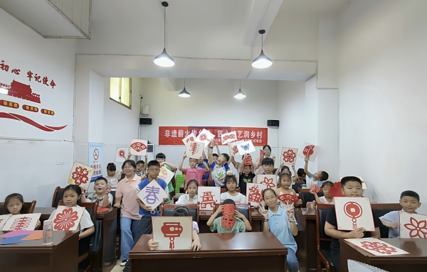 小朋友们展示剪纸作品。重庆电力高等专科学校供图